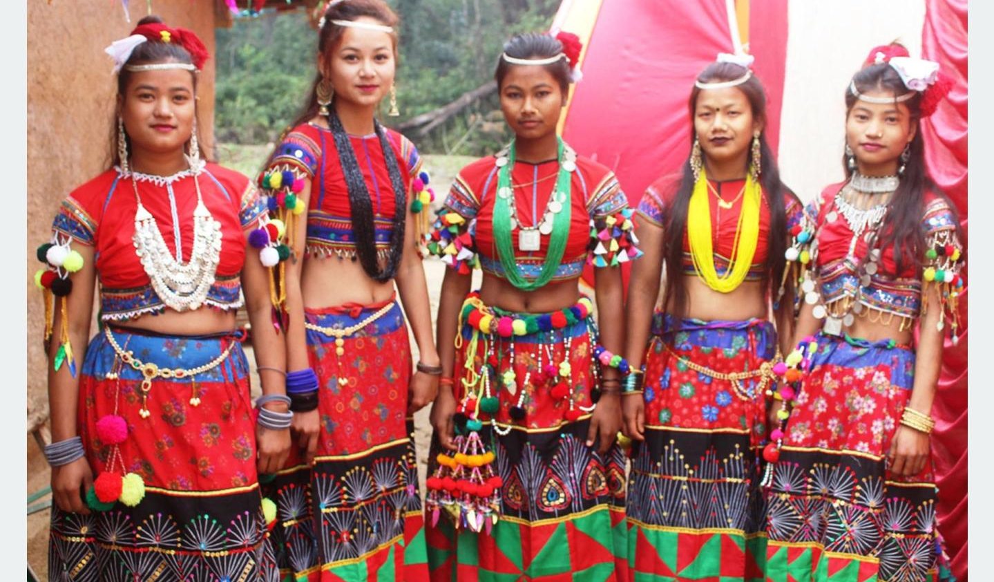 परम्परागत पहिरनमा थारु युवती