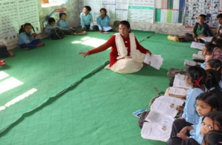 दुर्गम जिल्लाको पिडा: बझाङमा विद्यार्थीले पढ्नलाइ पालो कुर्नुपर्ने बाध्यता,१३० विद्यार्थी २ जना शिक्षिका