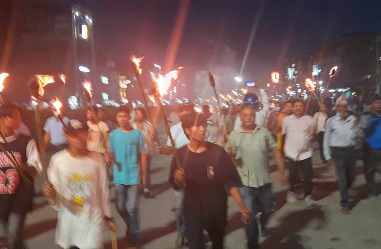 चितवनको लायन्स चोकमा मशाल जुलुश प्रदर्शन