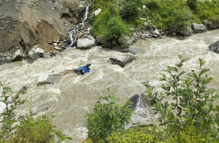 बाजुरामा खोलाले बगाएर बेपत्ता भएका चालकको खोजी कार्य जारी