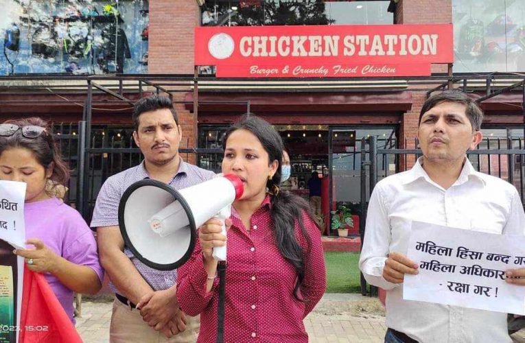 पुस्तकमा आपत्तिजनक प्रश्नोत्तर राखिएको भन्दै अखिल क्रान्तिकारीको काठमाडौंमा विरोध प्रदर्शन