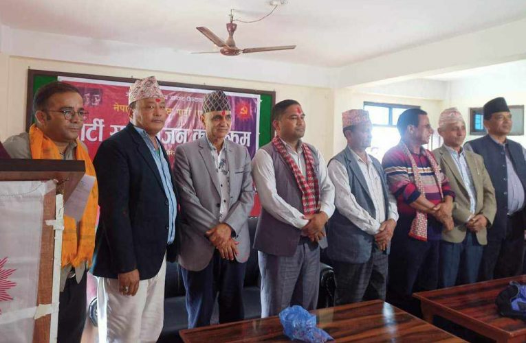 संकटमा पर्दै माधव नेपाल अध्यक्ष डुवालसहित ६२ जना एमालेमा प्रवेश