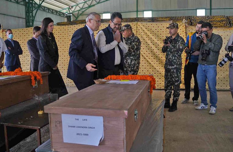 इजरायलबाट काठमाडौं ल्याइएका विद्यार्थीको शवलाई परराष्ट्रमन्त्रीले दिए श्रद्धाञ्जली