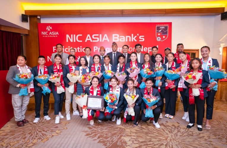 नेपाली महिला फुटबल टोलीलाई एनआईसी बैंकद्वारा सम्मान