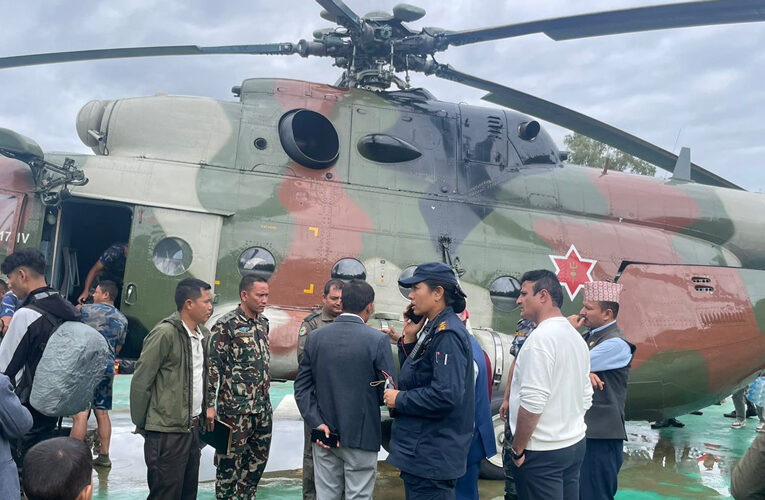 रोशीमा फसेकाहरुको सेनाको हेलिकप्टरबाट उद्दार गरिँदै