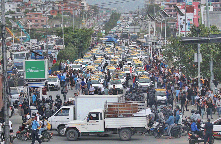 दुर्गा प्रसाइँको अगुवाइमा ट्याक्सी चालकहरुको प्रदर्शन