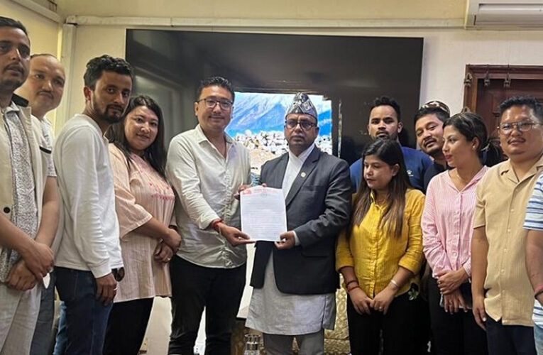 हवाई शुल्क सर्वसुलभ बनाउन पर्यटनमन्त्री पाण्डेलाई नेविसंघको ध्यानाकर्षण