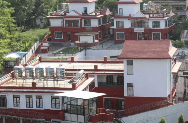 तनहुँ कारागारका ८३ कैदीबन्दीले आफन्तको हातबाट लगाए टीका