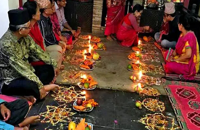 रानीपोखरीमा भाइटीका लगाउनेको भिड