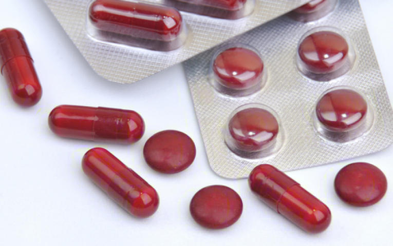 किशोरीहरूलाई विद्यालयमै आइरन चक्की खुवाइँदै