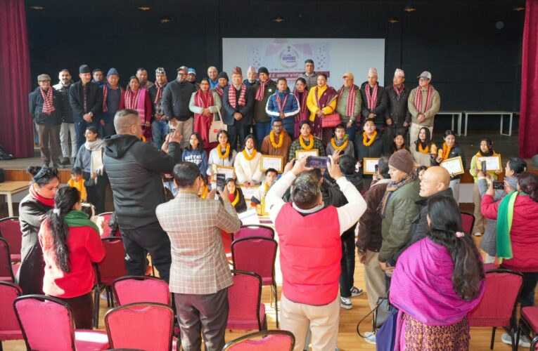 ललितपुरको ‘खुमलटार आदर्श समाज’द्वारा एसईई दिएका विद्यार्थीलाई सम्मान