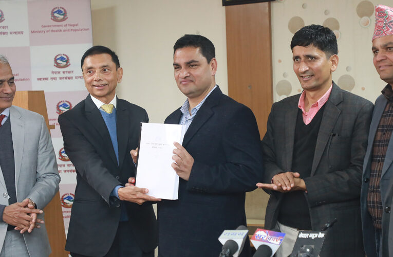 स्वास्थ्य बिमा सुधार गर्न गठित समितिले बुझायो प्रतिवेदन