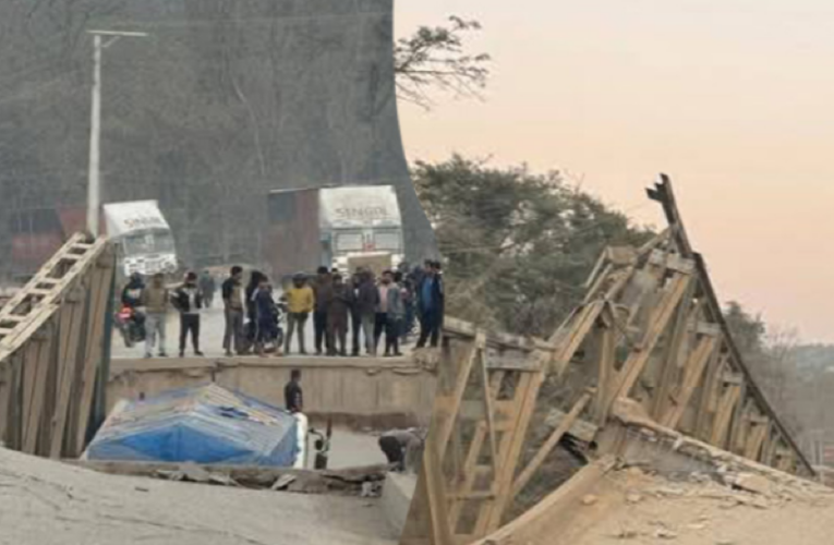 पुल भाँचिएर रोकिएका सवारी वैकल्पिक मार्गबाट सञ्चालन