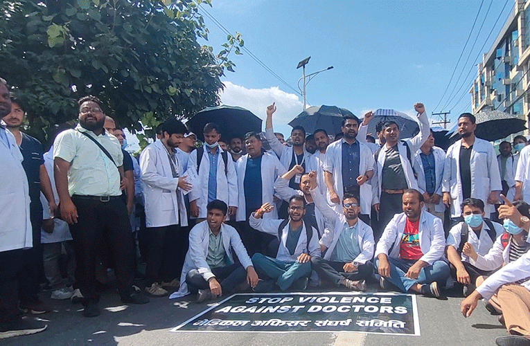 कालोपट्टी बाँधेर धर्नामा उत्रँदै देशभरका चिकित्सक