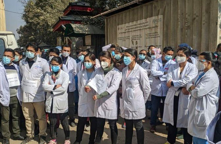 आवासीय चिकित्सकहरूद्वारा भोलिदेखि काठमाडौं केन्द्रित आन्दोलनको घोषणा