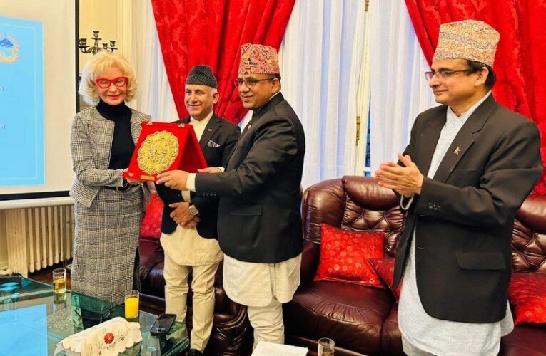 पर्यटनमन्त्री पाण्डेले फ्रान्सेली नागरिकलाई दिए नेपाल भ्रमणको निम्तो