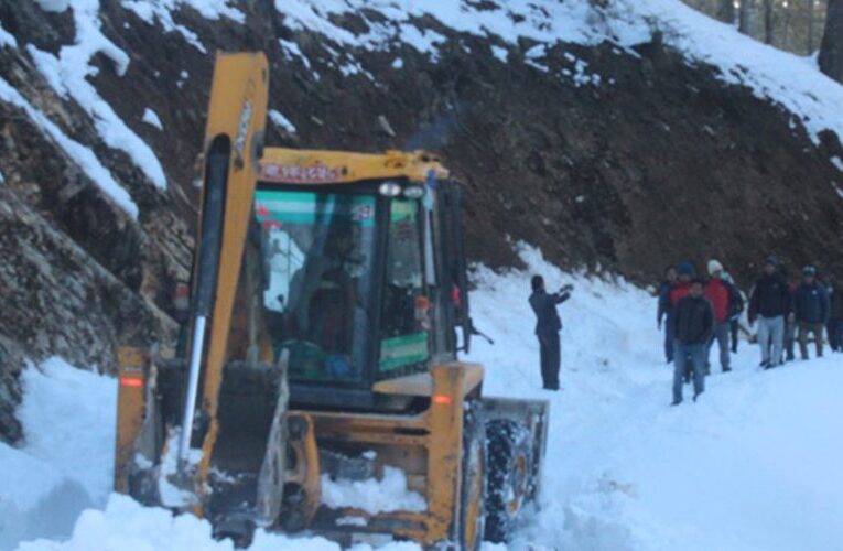 हिमपातले अवरुद्ध नाग्म-गमगढी सडक अझै खुलेन