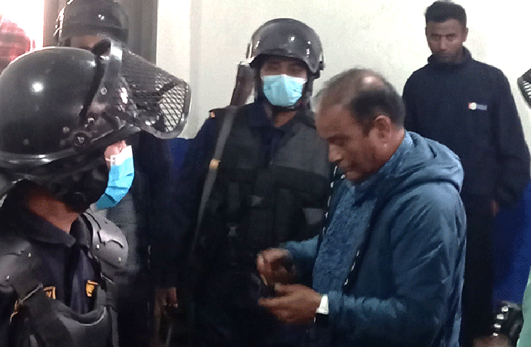 त्रिचन्द्रमा स्ववियु निर्वाचन अधिकृतमाथि मोसो प्रहार