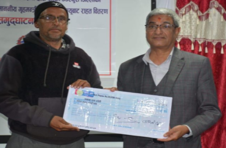 डडेल्धुरा पुगेर गृहमन्त्रीले सुरु गरे भूकम्प पीडितलाई लाभग्राही अनुदान हस्तान्तरण