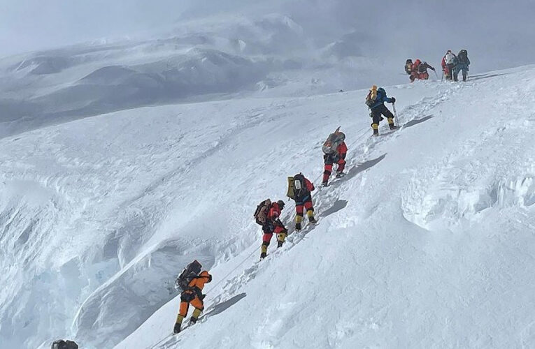 सगरमाथामा कीर्तिमान बनाउने प्रतिस्पर्धा