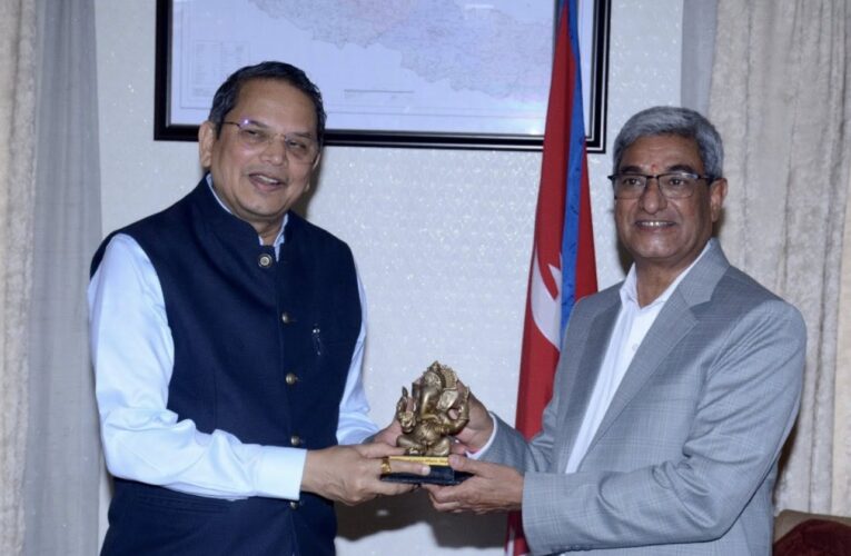 गृहमन्त्री लेखक र डा.चौथाइवालेबीच भेट,नेपाल–भारत सम्बन्ध सुदृढ बनाउनेमा छलफल