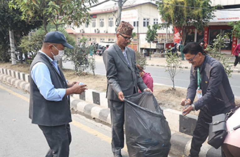 शिक्षकले आफैँ सफा गर्छन् आन्दोलनमा जम्मा भएको फोहोर