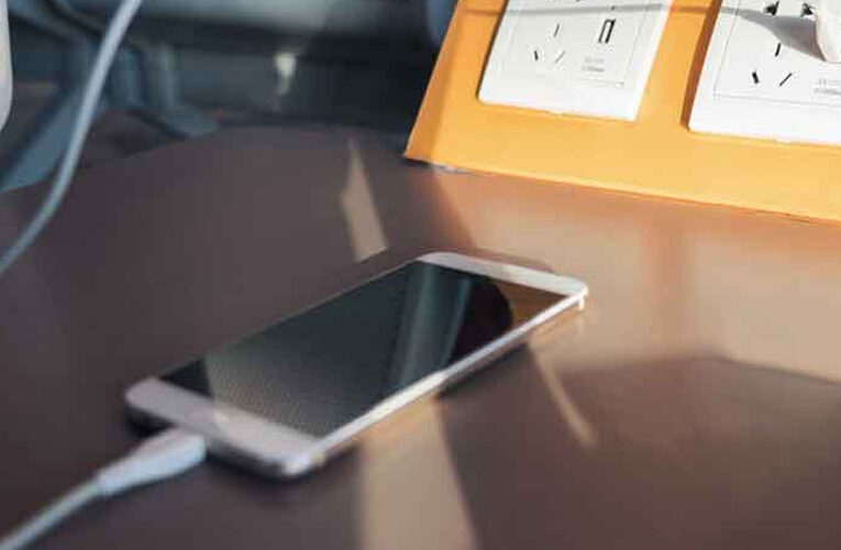 मोबाइल र टर्च चार्ज गरेको १० रुपैयाँ