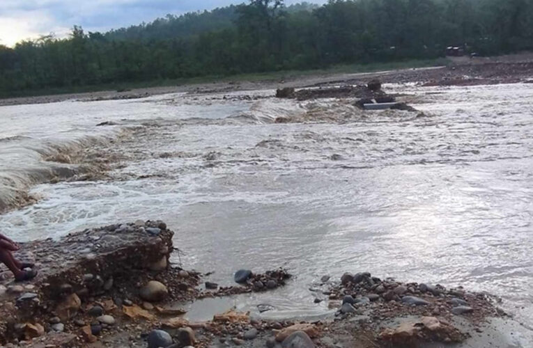 डाइभर्सन बाढीले बगाएपछि नारायणगढ-बुटवल सडकखण्ड पूर्ण रूपमा अवरुद्ध