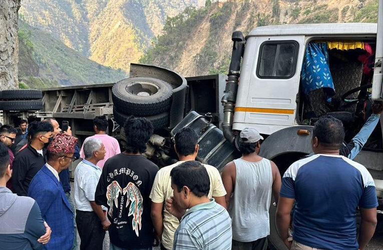 मुग्लिन-नारायणगढ खण्डमा ट्रक पल्टिँदा राजमार्ग पूर्णरुपमा अवरुद्ध