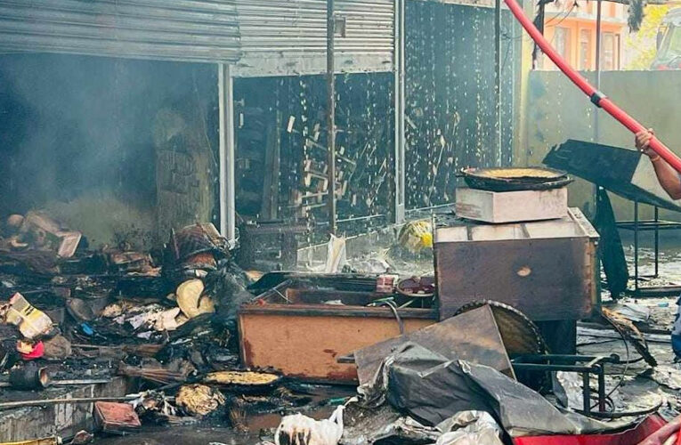 सतुङ्गलमा लागेको आगो नियन्त्रणमा, १० पसल जलेर नष्ट