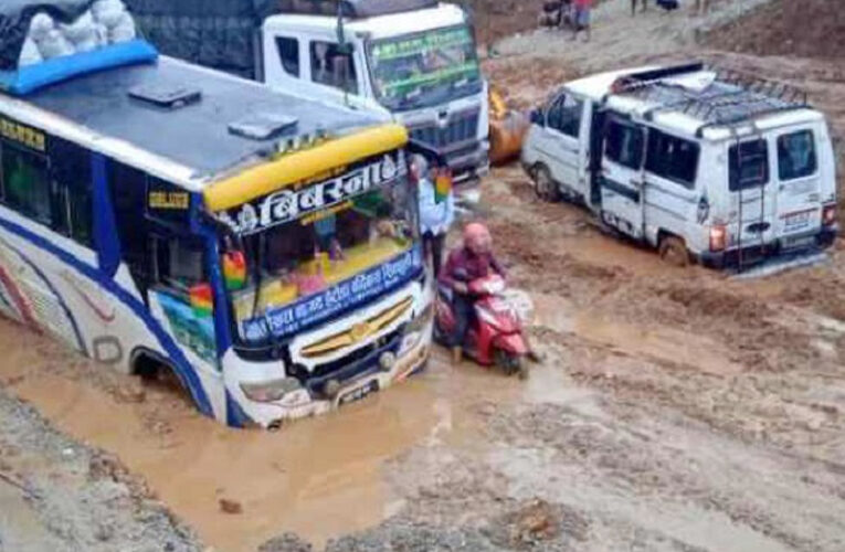 वर्षाले भक्तपुरको सूर्यविनायक-साँगा सडकमा जोखिम बढ्यो