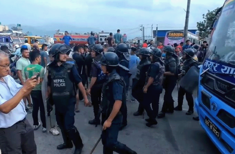 यातायात व्यवसायीद्धारा बस तोडफोडको प्रयास