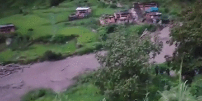 बाजुरामा बाढीले दुई घर बगायो, स्थानीय त्रसित