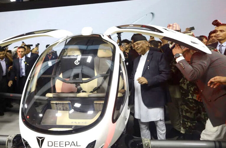 ‘फ्लाइङ कार’ भन्दै ड्रोन देखाएर प्रधानमन्त्रीलाई झुक्याइयो