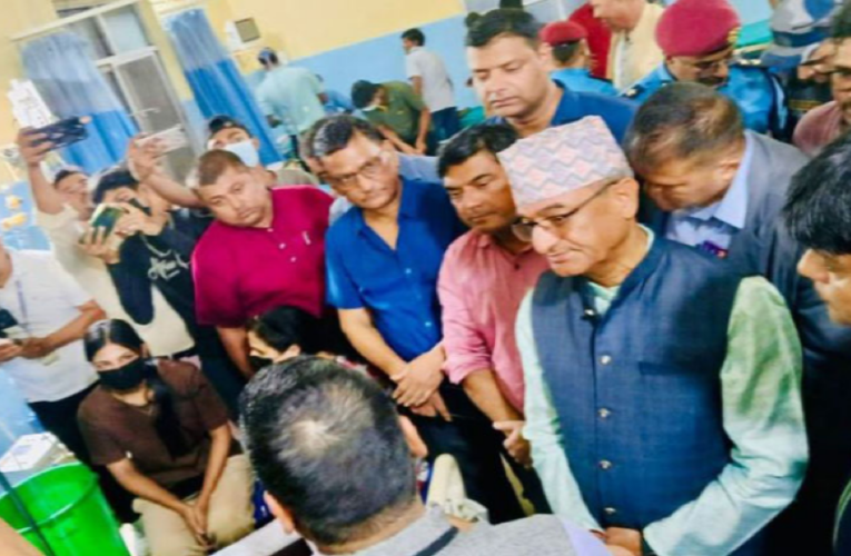 हैजा संक्रमणको उपचाररत बिरामीलाई भेट्न वीरगञ्जका विभिन्न अस्पतालमा पुगे गृहमन्त्री लेखक