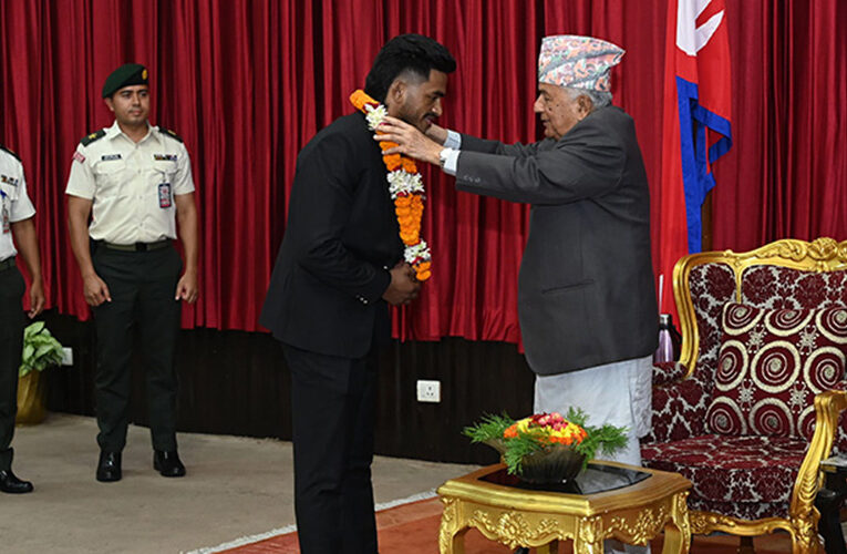 म्याट्रिक्स फाइटर नाइट च्याम्पियन रविन्द्रलाई राष्ट्रपतिद्वारा सम्मान