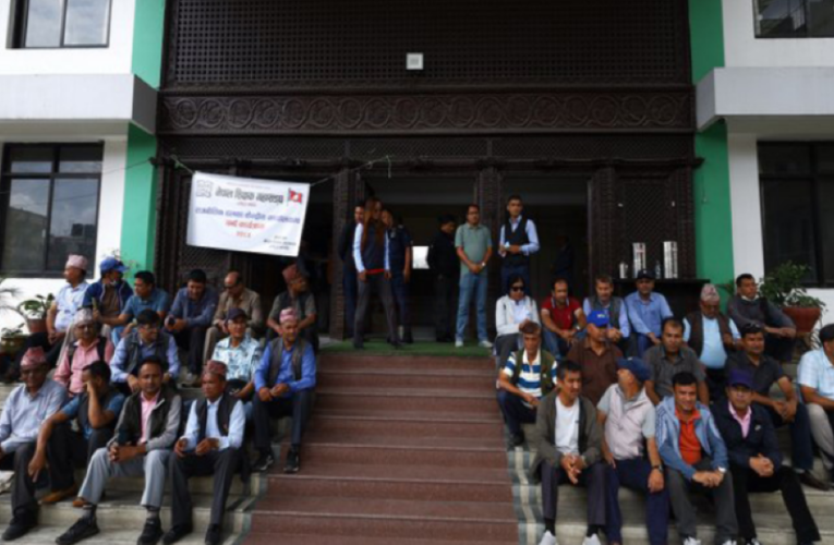 नेपाल शिक्षक महासंघद्वारा नेपाली कांग्रेसको पार्टी कार्यालयमा धर्ना