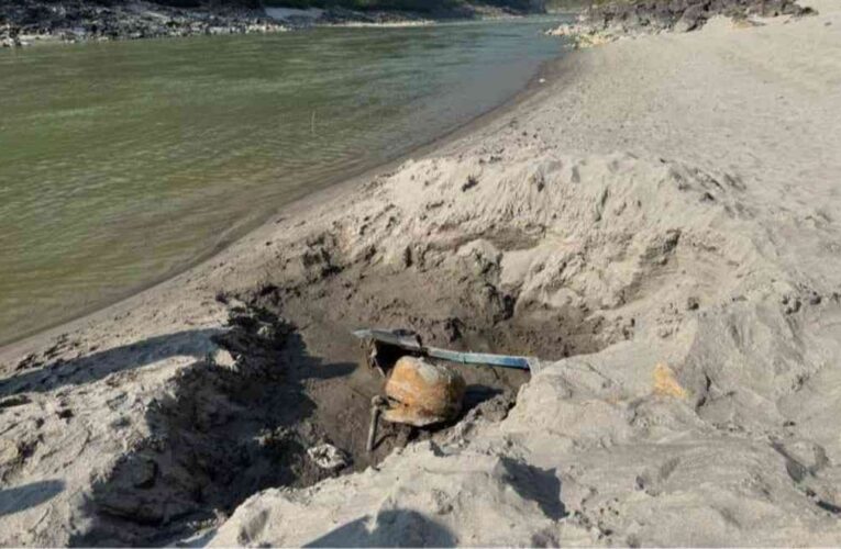 त्रिशूली किनारमा फेला परेको बसको उत्खनन गरिँदै