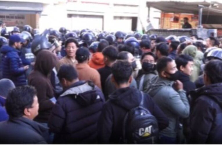 कोरिया पठाउन माग गर्दै इपीएस शाखा कार्यालयमा प्रदर्शन