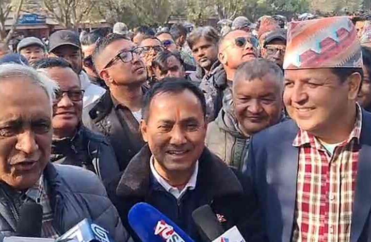 चन्द्र भण्डारी र  सुनिल शर्मालाई लिएर विशेष महाधिवेशन स्थल पुगे महामन्त्री शर्मा