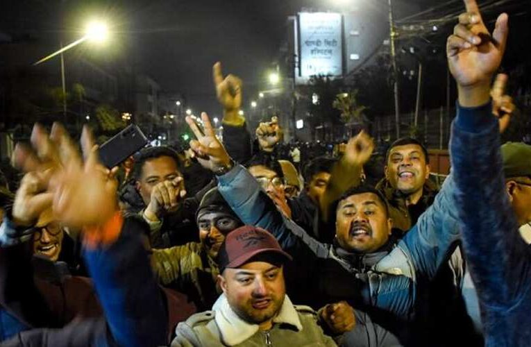 आयोगले मान्यता दिएपछि खुसी मनाउँदै गगनपक्षीय कांग्रेस कार्यकर्ता