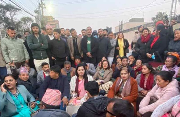 गगन नेतृत्वको कांग्रेस पदाधिकारी पनि आयोगमा धर्नामा