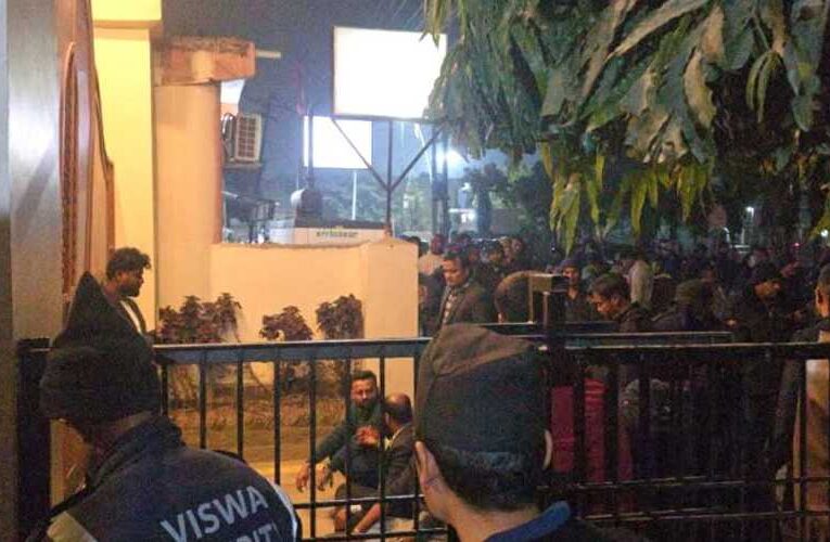 टिकट वितरणमा चलखेल भएको भन्दै रवि-बालेन बसेको होटल बाहिर विरोध