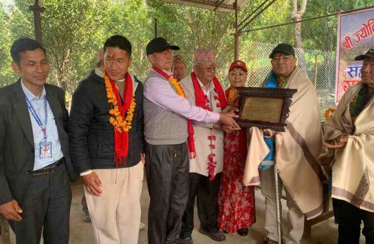 आर्थिक सहयोग गरेर विद्यालयलाई ऋणमुक्त