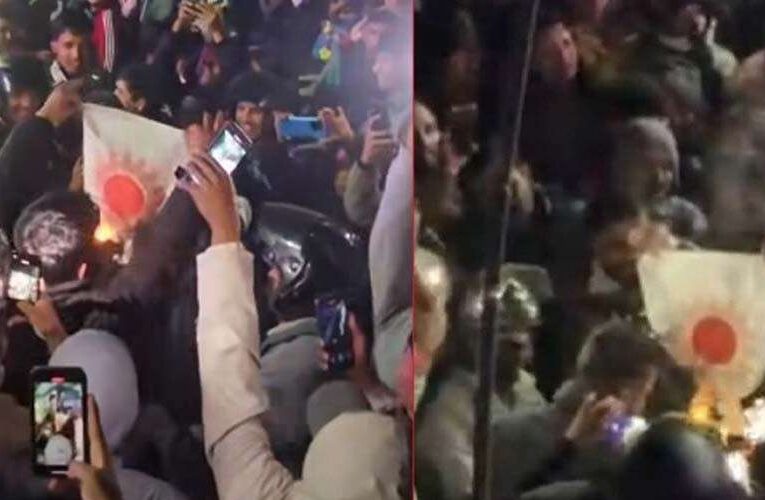 रविलाई पर्खिरहेका रास्वपा कार्यकर्ताले जलाए एमालेको झण्डा