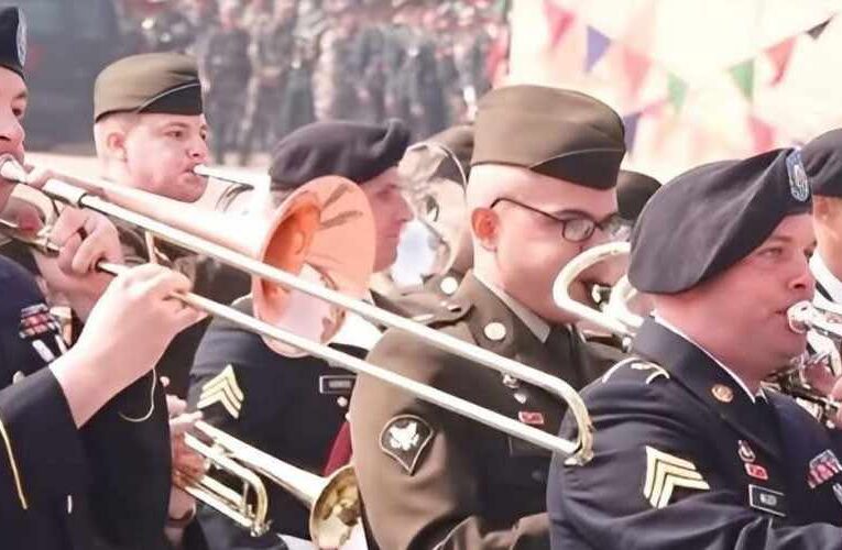 टुँडिखेलमा अमेरिकी सेनाको परेड