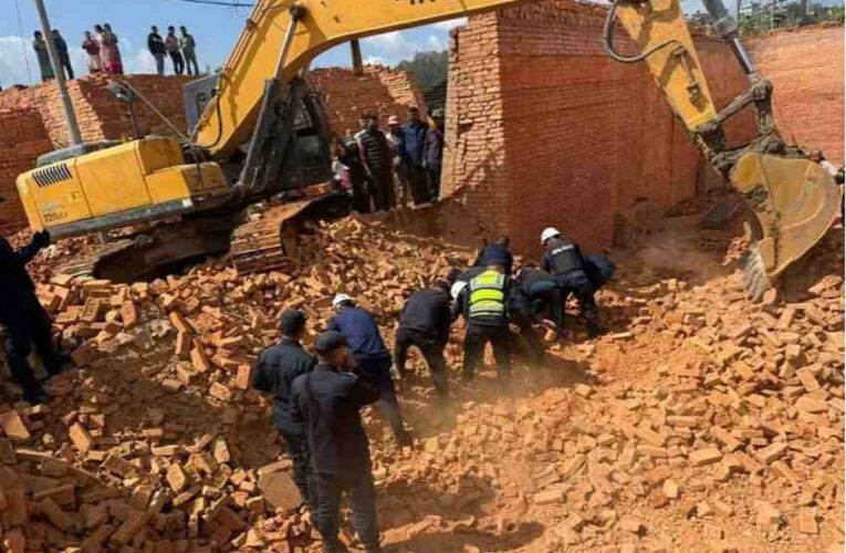 इँट्टाभट्टाको पर्खाल भत्किएर एक महिलाको मृत्यु, ४ जना घाइते