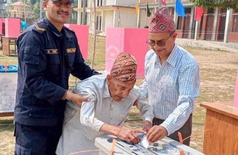 १०७ वर्षीय जनकलालले गरे मतदान