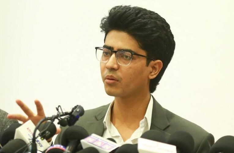 जेनजी अगुवा मिराज ढुङ्गाना गगन थापालाई समर्थन गर्न सर्लाही पुगे