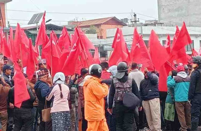 ओली पक्राउको विरोधमा सडकमा उत्रियो एमाले
